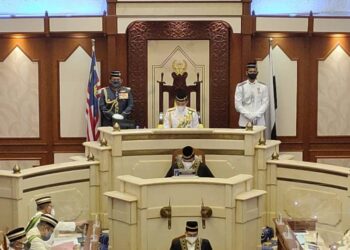 TENGKU Hassanal Ibrahim Alam Shah menyampaikan titah diraja sempena Mesyuarat Penggal Keempat Dewan Undangan Negeri (DUN) Ke-14 di Wisma Sri Pahang di Kuantan, Pahang.