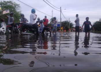 KEADAAN banjir di Bagan Serai, Perak. - UTUSAN/AIN SAFRE