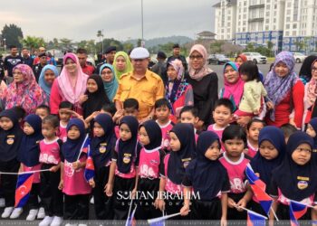 SULTAN Ibrahim Sultan Iskandar memuat naik gambar lama baginda bersama guru-guru dan murid dalam Facebook rasmi Sultan Johor ketika mengulas pengambilan vaksin dalam kalangan guru di Johor.