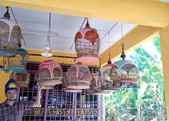 AHMAD Asri Talib menunjukkan sangkar yang kosong setelah membebaskan burung merbok peliharaannya sempena bulan kemerdekaan di kediamannya di Taman Pawana, Segamat di Johor.