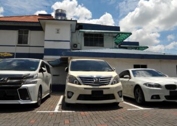 TIGA buah kereta mewah yang dirampas susulan penangkapan sindiket ah long yang menjalankan kegiatan di Johor Bahru di Johor. - UTUSAN/RAJA JAAFAR ALI