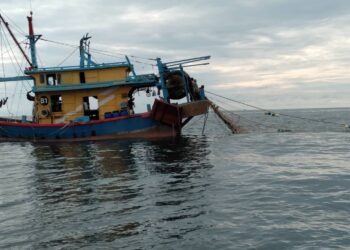 BOT nelayan yang dikendalikan empat warga asing tanpa dokumen yang ditahan di Pulau Buloh dekat Lumut semalam. - UTUSAN/IHSAN MARITIM MALAYSIA PERAK