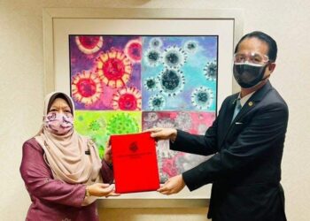 NOOR Hisham Abdullah (kanan) menyerahkan surat pelantikan jawatan kepada Kasemani Embong.
