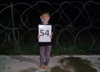 KANAK-kanak lelaki berusia lima tahun antara 54 PATI yang ditahan ketika bersembunyi di Jalan Tanjung Balau - Sedili Kecil (Bio Desaru) selepas gagal masuk ke negara ini secara haram di Kota Tinggi, Johor.