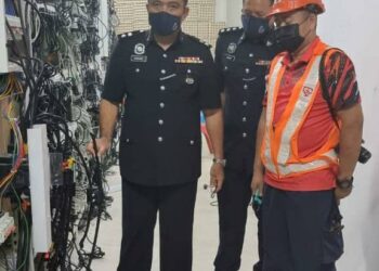 SAZALEE Adam (kiri) menunjukkan sebahagian mesin bitcoin yang beroperasi di sebuah premis di Merbau Pulas, Kulim semalam.