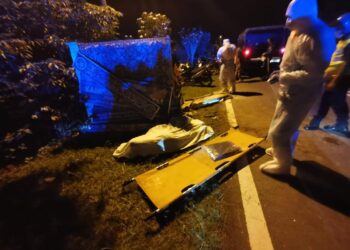 DUA beradik termasuk seorang kanak-kanak berusia empat tahun maut ditempat kejadian selepas melanggar tembok dalam kejadian di Jalan Air Tanai, Alor Gajah, Melaka. - UTUSAN/DIYANATUL ATIQAH ZAKARYA