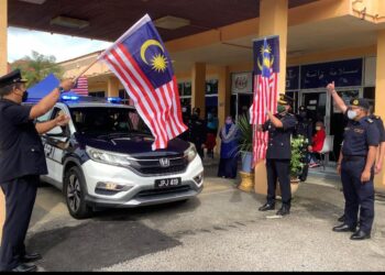 MOHAMMAD Yusoff Abustan (dua dari kanan) melepaskan kenderaan JPJ pada Program Kibar Jalur Gemilang Sempena Hari Kemerdekaan ke-64 Peringkat JPJ Cawangan Seri Manjung di Lumut hari ini. - UTUSAN/ SHAMSUL KAMAL AMARUDIN