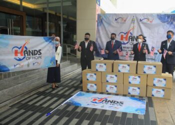 K. RAJ KUMAR tengah sewaktu menyerahkan bakul makanan kepada wakil pengusaha hotel untuk diagihkan kepada kakitangan mereka yang terjejas akibat pandemik Covid-19 dalam majlis di Georgetown, Pulau Pinang hari ini.