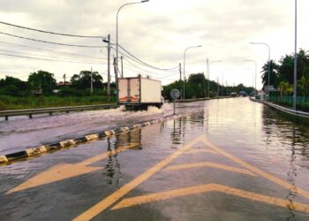 KEADAAN jalan yang dinaiki air akibat banjir di Bagan Serai hari ini. - UTUSAN/WAT KAMAL ABAS