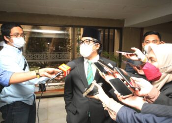 MD. Alwi Che Ahmad bercakap kepada pemberita di luar sidang DUN Kelantan di Kota Darulnaim, Kota Bharu. - UTUSAN/ZULHANIFA SIDEK