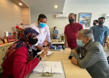 MAHATHIR Mohamad mengadakan perbincangan dengan pegawainya selepas program  #PulangKeLangkawi di Pejabat Pusat Khidmat Ahli Parlimen Langkawi, Langkawi hari ini. - UTUSAN/NUR AMALINA AZMAN