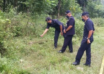 KAMARUL Zaman Mamat (tengah) meninjau tempat mayat seorang penternak lembu yang ditemukan mati dengan kesan tembakan dan tikaman di Estet Kongsi 14, Jalan Bukit Selambau, Sungai Petani. - UTUSAN/OTHMAN YAHAYA