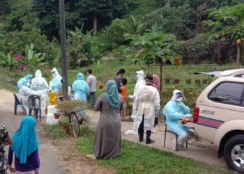 PETUGAS Pejabat Kesihatan Daerah Kuala Pilah melakukan ujian saringan Covid-19 terhadap penduduk di tiga buah perkampungan orang Asli di Inas, Kuala Pilah, hari ini.