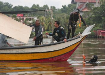ANTARA enam penyelam Syarikat Sumai Engineering yang ditugaskan memeriksa paip patah di dasar Sungai Terengganu di Pulau Sekati, Kuala Terengganu, hari ini. - UTUSAN/PUQTRA HAIRRY ROSLI