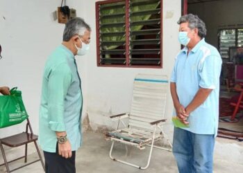 Al-SULTAN Abdullah Ri’ayatuddin Al-Mustafa Billah Shah (kiri) menyantuni dan menyampaikan sumbangan bakul makanan kepada penduduk yang memerlukan di Kampung Kuala Sentol di Maran, Pahang. - UTUSAN/SALEHUDIN MAT RASAD