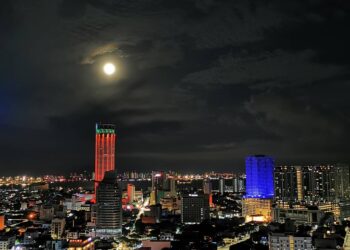 SUASANA malam di bandar raya Georgetown apabila planet Musytari dapat dilihat jelas di langit menerangi seluruh Pulau Pinang dan Seberang Perai. – GAMBAR/YI CHOONG