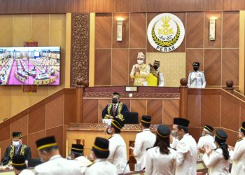 SULTAN Nazrin Muizzuddin Shah dan ahli Dewan Perak memberikan tepukan penghargaan kepada petugas barisan hadapan Covid-19 ketika bertitah pada Perasmian Mesyuarat Pertama Tahun Keempat Dewan Undangan Negeri Perak Ke-14 di Ipoh hari ini. - UTUSAN/IHSAN PEJABAT MB PERAK