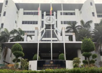 MAHKAMAH Sesyen Shah Alam, Selangor mengeluarkan waran tangkap terhadap seorang pemilik syarikat teksi bergelar Datuk kerana tidak hadir pada pertuduhan kes yang difailkan terhadapnya hari ini.