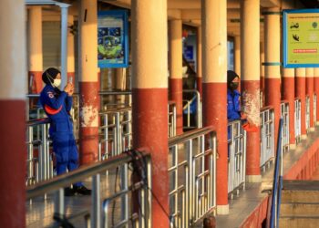 ANGGOTA Angkatan Pertahanan Awam (APM) mengambil gambar rakannya sebelum bermula Program Imunisasi Covid-19 Pulau Perhentian di Sekolah Kebangsaan Pulau Perhentian. -UTUSAN/PUQTRA HAIRRY