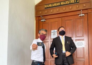 MAZLAN Ahmad (kiri) bersama Dr. Aswandi Mohamed Hashim di Mahkamah Majistret Alor Setar hari ini. - UTUSAN/MOHD. RAFIE AZIMI