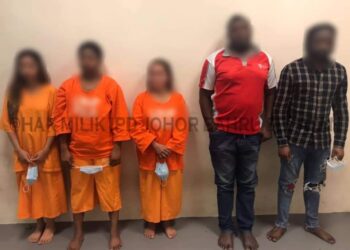 LIMA suspek termasuk seorang wanita tempatan ditahan selepas terlibat dalam kegiatan penipuan Love Scam di Johor Bahru, Johor.