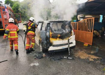 KERETA arwah Md. Lela Othman yang terbakar pada bahagian belakang dalam kejadian di Taman Pokok Mangga, Melaka. - UTUSAN/DIYANATUL ATIQAH ZAKARYA