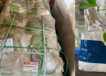 MAQIS Selangor merampas 1,000kg makanan tambahan haiwan tanpa permit yang dibawa masuk dari China di Pelabuhan Klang Utara, Pelabuhan Klang, Selangor semalam.