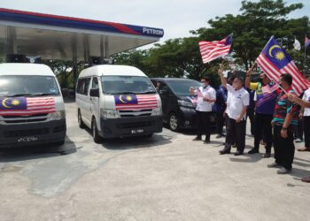STEVEN Choong Shiau Yoon (tiga dari kanan) melancarkan program Kembara Merdeka Jalur Gemilang 2021 Parlimen Tebrau di Taman Kota Masai, Pasir Gudang di Johor.