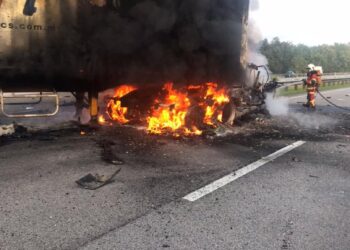 ANGGOTA bomba memadam kebakaran melibatkan sebuah kontena yang mengorbankan seorang lelaki di KM 145.9 Lebuhraya Utara-Selatan berhampiran Bukit Gambir di Tangkak, Johor.