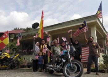 JAINAL Liman bersama sebahagian ahli keluarganya bergambar bersama motosikal berkuasa tinggi dan rumah yang dihiasi bendera Selangor dan Jalur Gemilang bagi memeriahkan sambutan Hari Kebangsaan yang akan disambut pada Selasa hadapan.