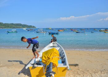 KANAK-kanak bermain di kawasan pantai pulau peranginan, Pulau Perhentian di Besut baru-baru ini. - PUQTRA HAIRRY ROSLI