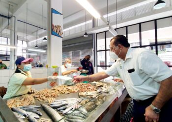 JAGDEEP SINGH DEO ketika meninjau operasi perniagaan di Pasar Chowrasta, Georgetown, Pulau Pinang hari ini.