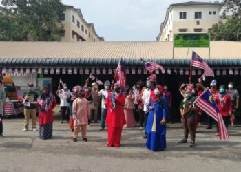 NAZILAH Idris (depan tiga dari kiri) bersama ahli-ahli kariah Surau Al-Insyirah Bandar Bukit Tinggi sempena Program Sanitasi Merdeka. - UTUSAN/ABDUL RAZAK IDRIS