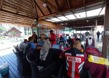 PENDUDUK di Mukim Pulau-Pulau, daerah Mersing yang hadir menerima dos kedua di Pulau Besar, Mersing di Johor.