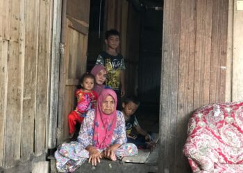 YUSNAINI Nasir dan tiga anak bersama neneknya, Kelthom Ali tinggal di rumah yang serba daif di Kampung Tujoh, Tumpat. - UTUSAN/ROSLIZA MOHAMED
