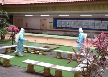 ANGGOTA bomba melakukan sanitasi di sekitar ACC HTAR Klang, Selangor hari ini.
