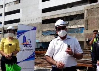JAGDEEP Singh Deo dalam sidang akhbar selepas mengadakan lawatan mengejut di tapak pembinaan projek perumahan di Gelugor, Pulau Pinang hari ini