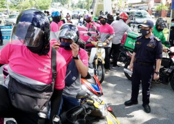 AEDY Fadly Ramli (kanan) ketika meninjau Operasi Khas Op Patuh Covid-19 di Jalan Sultan Azlan Shah Utara, Ipoh. - UTUSAN/ZULFACHRI ZULKIFLI