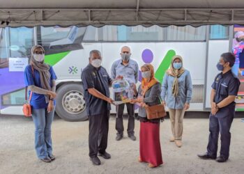 MOHD. Nizar Zakaria (dua kiri) menyampaikan Kit Dana Kasih kepada penerima vaksin Covid-19 yang mempunyai bayi berusia bawah 24 bulan di SMK Layang-Layang Kiri di Parit hari ini. - UTUSAN/MOHAMAD HAFIZI MOHD SAID