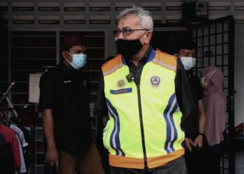 MOHD. Redzuan Md. Yusof hadir pada lawatan ziarah kasih di Taman Kebaya, Paya Datuk, Alor Gajah, Melaka. - UTUSAN/RASUL AZLI SAMAD