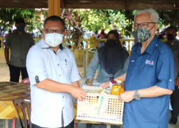 ISMAIL SABRI Yaakob menyampaikan bakul makanan kepada wakil penduduk di Masjid Kuala Bera di Bera, Pahang. - UTUSAN/SALEHUDIN MAT RASAD