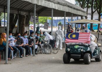 SUASANA di Pusat Penilaian Covid-19 (CAC) Stadium Melawati, Shah Alam lengang berikutan saranan kerajaan menetapkan pesakit Covid-19 tahap 1 dan tahap 2 hanya perlu kuarantin di rumah dan membuat pemantauan kendiri. - UTUSAN/AFIQ RAZALI