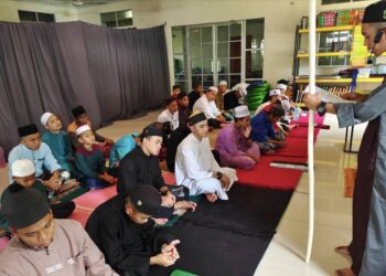 MEMBACA khutbah antara aktiviti pelajar di Madrasah Rumah Transit Mualaf Sabah di Ranau.
