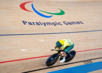 PELUMBA berbasikal trek Australia, Emily Petricola ketika bersaing dalam acara 3000m C4 kejar mengejar individu pada Sukan Paralimpik 2020 Tokyo di Velodrom Izu, Shizuoka, Rabu lalu.- AFP