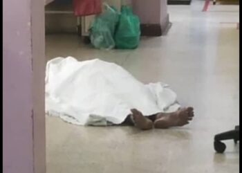TANGKAP layar video tular berdurasi 38 saat memaparkan keadaan seorang warga emas yang meninggal dunia di atas lantai didakwa berlaku di wad sebuah hospital di Kedah.