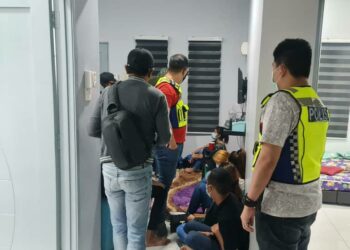 ANGGOTA polis melakukan siasatan terhadap 15 individu yang terlibat dalam parti tertutup di sebuah inap desa di Jalan Suka Menanti, Alor Setar hari ini.