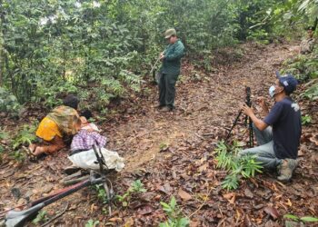 NOOR Zamri Shafie (kanan) ketika merakam video kemerdekaan yang dilakonkan anak dan anak saudaranya di kawasan hutan Pantai Teluk Mak Nik di Kemaman.