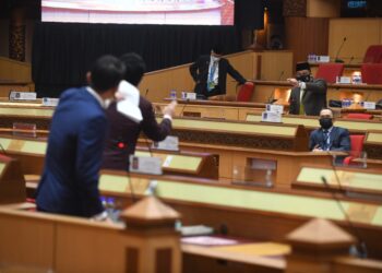 MOHD. Akmal Kamarudin (kanan) ketika sesi penggulungan sidang DUN Perak di Ipoh hari ini. - UTUSAN/IHSAN URUSETIA DEWAN NEGERI PERAK