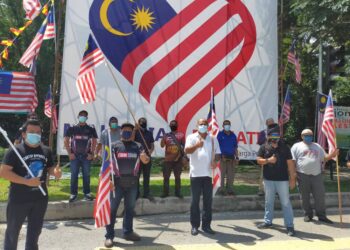 GOBIND Singh Deo (tengah) bersama sebahagian komuniti Warga Prihatin Taman Lestari Putra, Seri Kembangan, Selangor. - UTUSAN/FAISOL MUSTAFA