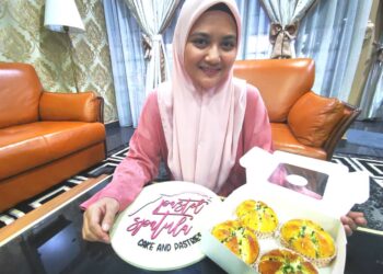 AMIRATUL Nadiah Razarudin menunjukkan roti bawang putih keju ala Korea yang sentiasa mendapat permintaan daripada pelanggannya di Senawang, Seremban. - UTUSAN/NOR SHAFAWATI YUP